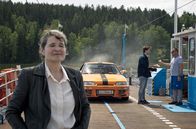 Landkrimi: Zu neuen Ufern – Grete (Maria Hofstätter, li.) und Stani (Leonard Stirsky Hädler, Mi.) beim Versuch, den Wagen zu transportieren