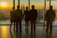 Danni Lowinski – Ein neues Leben beginnt: Danni (Annette Frier, M.), Olli (Jan Sosniok, 2.v.l.), Nils (Oliver Fleischer, r.), Bea (Nadja Becker, l.) und Kurt (Axel Siefer, 2.v.r.).