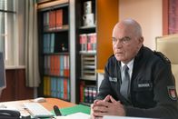 Notruf Hafenkante – Durch den Versuch, die Teams neu zu mischen, ist Unruhe im PK 21 eingezogen. Revierleiter Martin Berger (Peer Jäger) ist sich nicht sicher, ob das so eine gute Idee war.