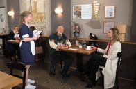 Rote Rosen – Amelie (Lara-Isabelle Rentinck, r.) verliert die Moral-Wette gegen Hannes (Claus Dieter Clausnitzer, M.), als sich Jolinas (Hanna-Marie Hofmann, l.) Kauf als uneigennützig entpuppt.