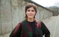 Ostkinder – Dass viele Unterschiede zwischen Ost und West von ihrer Generation erfolgreich eingeebnet wurden, findet Julia Lorenz, Jahrgang 1991, gut. Diese nun wieder zu schärfen, gar zu romantisieren, findet sie jedoch fahrlässig. Die aus Zwickau stammende Journalistin lebt heute in Berlin.