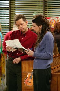 Two and a Half Men – Bei der diesjährigen musikalischen Aufführung von Jakes Klasse wollen Alan (Jon Cryer, l.) und Judith (Marin Hinkle, r.) Regie führen ...