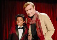 Single Parents – (v.li.): Devin Trey Campbell (Rory Banks), Rhys Darby (Dr. Biscuits).