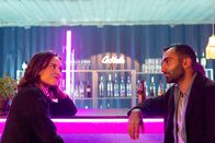 Cryptid – Lisa (Astrid Morberg) und Kunstlehrer Aron (Arvin Kananian) kommen sich näher. Er ist auf ihre Bilder aufmerksam geworden.