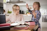 Rabenmütter – Chronisch überfordert oder übertrieben fürsorglich und auch unverschämt direkt - "Rabenmütter" laufen zu komödiantischer Höchstform auf: Friederike Kempter (l.) ...