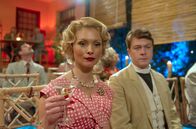 Miss Marple – Lucky Dyson (MyAnna Buring) und Canon Prescott (Daniel Rigby)