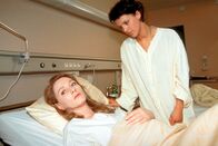 Kommissar Rex – Die Beamtin Elisabeth Böhm (Sabine Petzl, re.) gibt vor im Spital durchuntersucht zu werden, um Silvia Lorenz (Gabriela Benesch, li.) Vertrauen zu gewinnen.