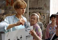 Die Frau vom Checkpoint Charlie – Checkpoint Charlie - Übergang West: Sara demonstriert am Checkpoint Charlie; Sara steht in einer großen Menschentraube. Sie bittet um Unterstützung. Sara Bender (Veronica Ferres)