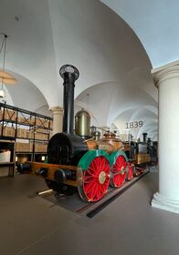 Eisenbahn-Romantik – Verkehrsmuseum Dresden - Im Verkehrsmuseum Dresden wird die Saxonia präsentiert, ein Nachbau von 1989. Sie war die erste funktionstüchtige Dampflok, die in Deutschland gebaut wurde. Eingesetzt war sie auf der Leipzig-Dresdner Eisenbahn, die 1839 eröffnet wurde, als erste Fernbahn in Deutschland.