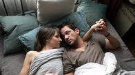 Liberame - Nach dem Sturm – Fiona Garbe (Natalia Belitski) und Daniel Schilling (Marc Benjamin) versichern sich gegenseitig, dass keiner von ihnen das Seil durchtrennt hat. Aber können sie das dem jeweils anderen glauben?