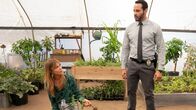 High Potential – Im Gewächshaus: Kaitlin Olson als Morgan Gillory, Daniel Sunjata als Adam Karadec