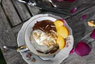 Schmeckt das oder kann das weg? – Joghurt mit Rosenmarmelade.