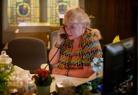 Beyond Paradise – Als Mitarbeiterin im Polizeirevier leistet Margo Martins (Felicity Montagu) wichtige Recherchearbeit.