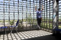 Jung hinter Gittern – In einem rund hundert Quadratmeter großen, von elektrischem Stacheldraht umzäunten Gefängnisbereich lebt ein Dutzend jugendlicher Wiederholungstäter und Schwerkrimineller zwischen 16 und 22 Jahren.