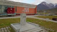 Lost Places – Die Lenin-Büste und die typische Architektur erinnern an die sowjetische Vergangenheit von Pyramiden.