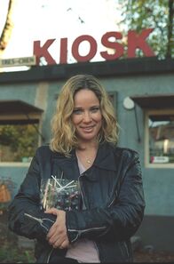 Heiratsschwindlerin mit Liebeskummer – Therese Kötter (Ann-Kathrin Kramer), genannt Tres-chen, betreibt seit vielen Jahren ihren Kiosk in Wuppertal.