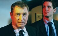 Inspector Barnaby – Inspector Barnaby (John Nettles, l.) und Sergeant Scott (John Hopkins, r.) wundern sich über den grellen Luxus im Schloss des sterbenskranken Nachtclubbesitzers.