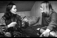 Ein Abend mit Romy – Auf der Suche nach ihrem wahren Selbst öffnet sich Romy Schneider (li.) im Gespräch mit Alice Schwarzer (re.) völlig und lässt letztendlich auch ihre tiefe Melancholie und Einsamkeit zutage treten.