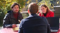 plan b – Fernando Collin-Roque (l.) und Chloé Belloc (r.) im Beratungsgespräch zur Gründung ihrer Pilzfarm.