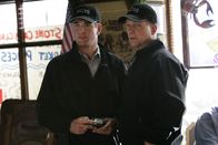 Navy CIS – Kommen dem Rätsel langsam auf die Spur: Tony (Michael Weatherly, l.) und Gibbs (Mark Harmon, r.) ...