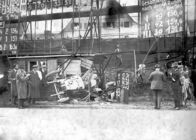 AVUS - Rennstrecke und Legende – Großer Preis von Deutschland für Sportwagen auf der Avus, 11. Juli 1926. Der Mercedes 2,0-Liter-8-Zylinder-Rennwagen mit Kompressor von Adolf Rosenberger (Startnummer 19), ging durch einen dramatischen Unfall vollständig in Trümmer.