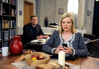 Rote Rosen – ARD ROTE ROSEN FOLGE 1534 Uhr im ERSTEN. Jule (Kim-Sarah Brandts, r.) gibt vor Sönke (Bo Hansen, l.) zu, dass das Interview mit dem Lokführer wieder ungute Erinnerungen bei ihr hervorgerufen hat.