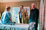 Blue Bloods - Crime Scene New York – (v.l.n.r.) Abigail Baker (Abigail Hawk); Frank Reagan (Tom Selleck); Garrett Moore (Gregory Jbara)