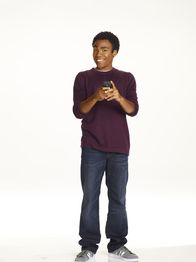 Community – (2. Staffel) - Nimmt an der Lerngruppe teil: Troy (Donald Glover), früherer High School Quarterback, der durch Abed das Nerd-Dasein entdeckt ...