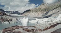 Bergfahrt - Reise zu den Riesen – Performance-Künstlerin Chiharu am Rhônegletscher