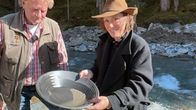 Ganz Ohr – Esther und Theo beim Goldwaschen.