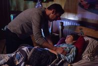 Insidious: Chapter 2 – Josh (Patrick Wilson, l.) ist besorgt um seinen Sohn Dalton (Ty Simpkins, r.), der scheinbar das Übernatürliche wahrnehmen kann.