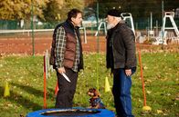 Rentnercops – Hanno Hinrichs (Carlo Lobo, l.) bedroht Reinhard Bielefelder (Bill Mockridge, r.) beim Hundetraining.