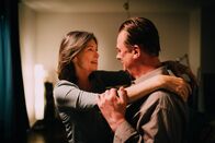 Die Protokollantin – Zwischen Henry Silowski (Peter Kurth) und Freya (Iris Berben) entspinnt sich eine scheue, zarte Liebesgeschichte.