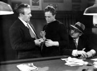 Die Faust im Nacken – Mit Geld versucht der korrupte Gewerkschaftler Johnny Friendly (Lee J. Cobb, links) Terry Malloy (Marlon Brando) auf seine Seite zu ziehen.