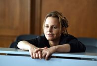 Über Land – Aufmerksam beobachtet Frieda Mirko (Maria Simon) den Prozess.