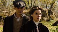 Grand Hotel – Julio (Yon González, l.); Alicia (Amaia Salamanca, r.)
