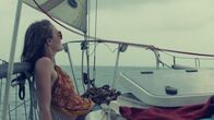 Mord im Hippie-Paradies – Peta und Chris genießen das Leben an Bord der "Justin B". Doch bald kommt es zu Spannungen mit Skipper Duane Boston.
