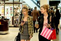 #Zeitgeist – L-R: Donna Clint (Judy Greer) und Hannah Clint (Olivia Crocicchia)