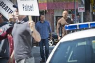Navy CIS: L.A. – Der psychisch labile und unter einer posttraumatischen Belastungsstörung leidende Scharfschütze Connor ist aus dem Veteranenkrankenhaus geflohen. Connor wurden Medikamente verabreicht, die ihn extrem beeinflussbar machen und daher Gefahr läuft, von einer terroristischen Gruppe benutzt zu werden. Callen (Chris O'Donnell, l.) und Sam (LL Cool J, r.) machen sich auf die Suche, um Schlimmstes zu verhindern.