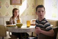 Young Sheldon – Missy Cooper (Raegan Revord, l.); Sheldon (Iain Armitage, r.)