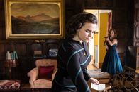 Father Brown – Bunty (Emer Kenny, l.) trifft eine alte Schulfreundin Cathy Fawlter (Kelly Harrison, r.) in der Herberge und wird von ihr bedroht.