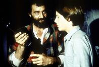 Unsere kleine Farm – Mr. Edwards (Victor French, l.) schenkt seinem Sohn John (Radames Pera, r.) ein Jagdgewehr zum Geburtstag.