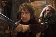 Der Hobbit - Smaugs Einöde – Mutig kämpfen Bilbo Beutlin (Martin Freeman, l.) und die Zwerge gegene eine Übermacht.