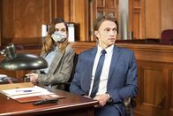 All Rise - Die Richterin – Samantha Powell (Audrey Corsa, l.); Mark Callan (Wilson Bethel, r.)