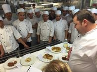 Verrückt nach Meer – Flottenchef Fritz Pichler (rechts) begutachtet die Ergebnisse der Kartoffelchallenge. Das Küchenpersonal wartet gespannt auf die Bekanntgabe des Gewinners.