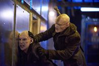 The Strain – Im Kampf gegen den Master (Robin Atkin Downes, l.) fasst Quinlan (Rupert Penry-Jones, r.) einen letzten verzweifelten Plan, der jedoch einige weitreichende Folgen haben könnte ...