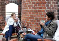 Rote Rosen – ARD ROTE ROSEN FOLGE 1848 Uhr im ERSTEN. Merle (Anja Franke, r.) und Jana (Jenny Jürgens, l.) besteigen den alten Wasserturm. Ihr geheimer Ort aus Kindertagen und schwelgen in Erinnerungen aus ihrer Jugend.