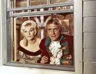 Lederstrumpf – Alice (Sylvie Maas-Lebot) und Major Heyward (Jack Brunet) sind froh, nach allen Strapazen heil im Fort angekommen zu sein.