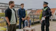 Notruf Hafenkante – Melanie (Sanna Englund, r.) ist überrascht als Max (Rony Herman, l.), Simon (Sebastian Schneider, 2.v.l.) und Sarah (Lara Feith, 2.v.r.) ihr erklären, dass sie die Waffe für eine "Feedbackrunde" gebraucht hatten.