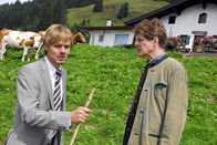Der Bergdoktor – Während Thomas Klopp (Rhon Diels, li.) Martin anzeigen will, möchte sein Vater (Horst Kummeth, re.), dass Thomas sich mehr um seine Mutter sorgt.